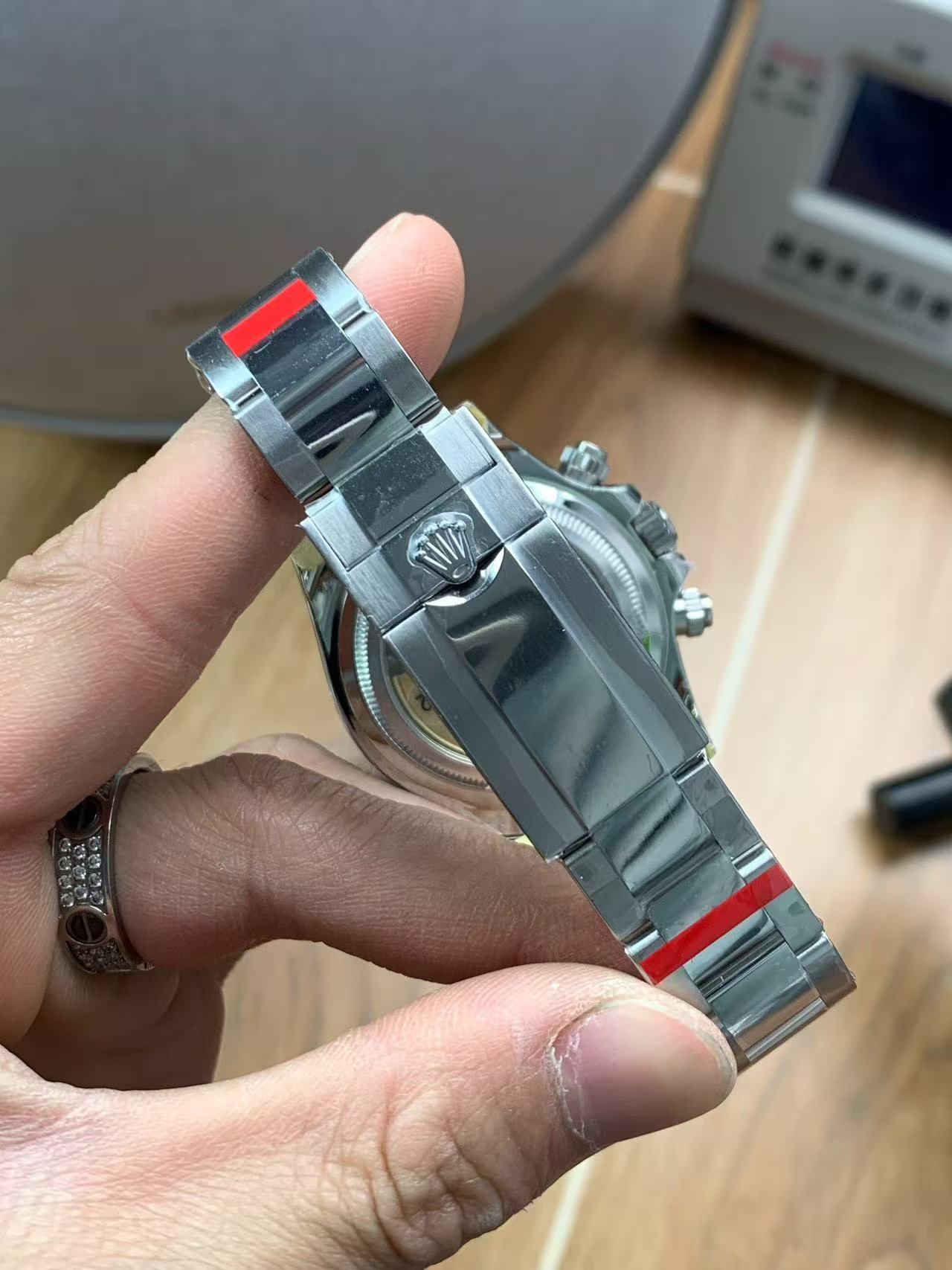 Mechanical wristwatch with a weight of 220 grams.