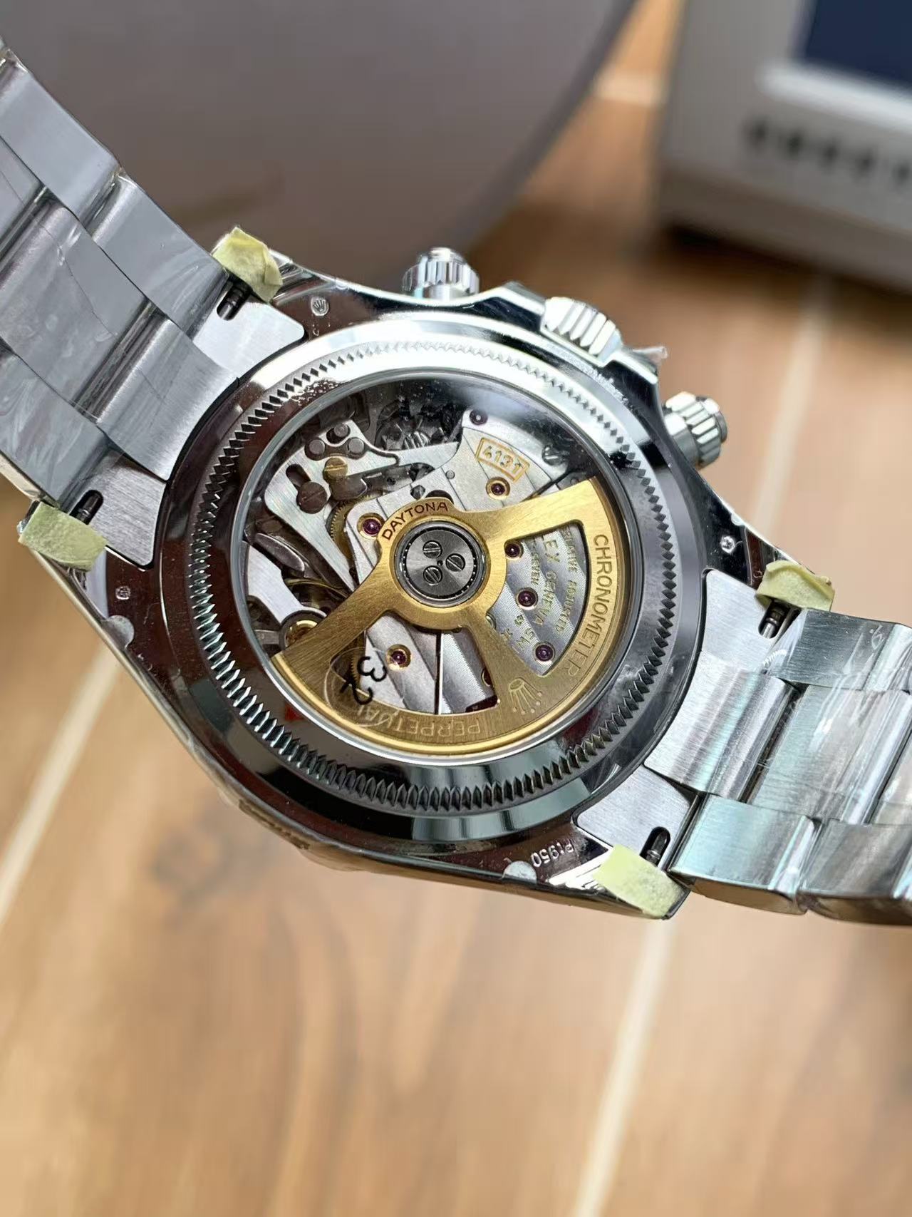 Mechanical wristwatch with a weight of 220 grams.