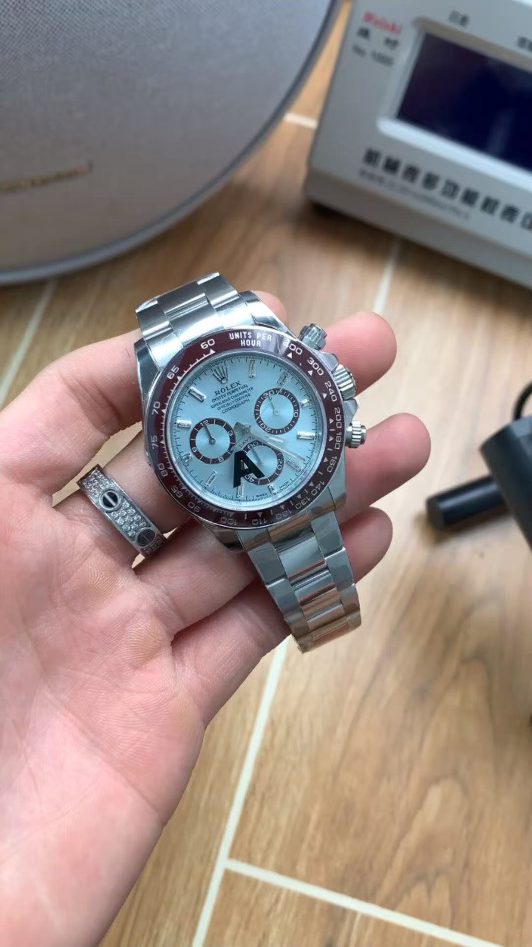 Mechanical wristwatch with a weight of 220 grams.