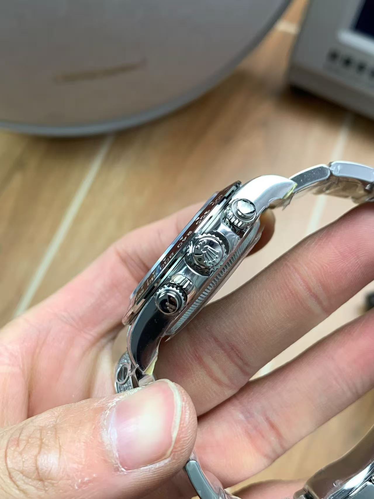 Mechanical wristwatch with a weight of 220 grams.