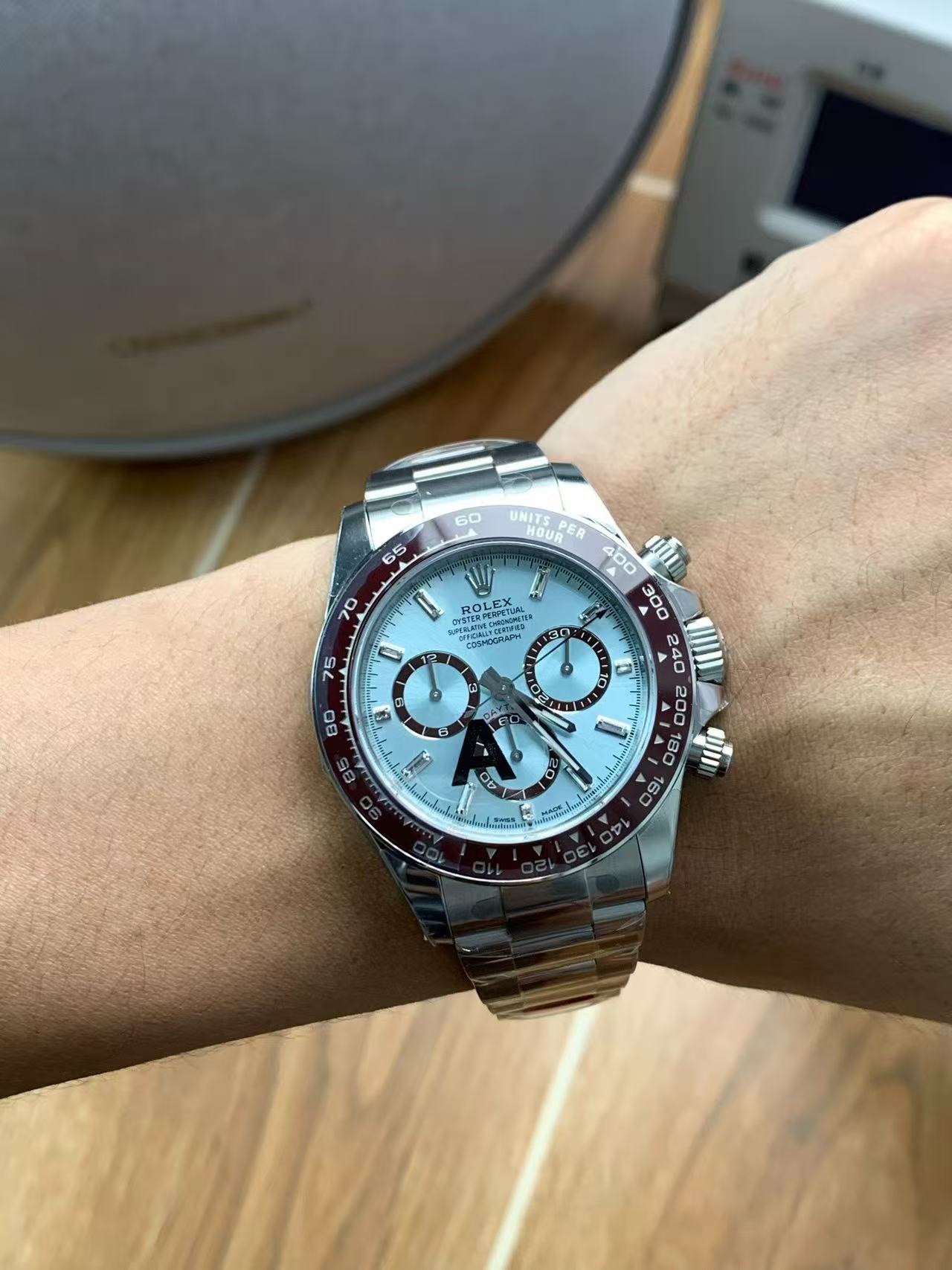 Mechanical wristwatch with a weight of 220 grams.