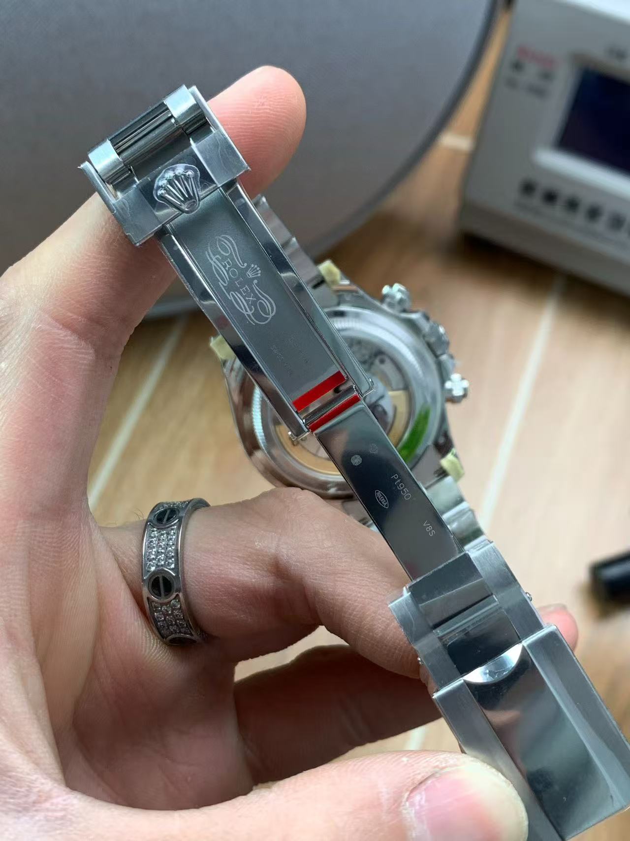 Mechanical wristwatch with a weight of 220 grams.