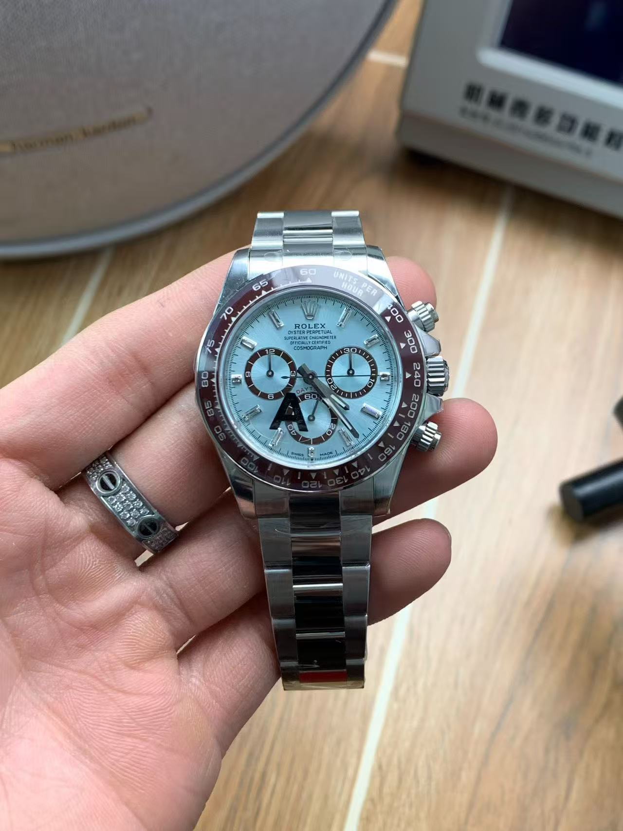 Mechanical wristwatch with a weight of 220 grams.